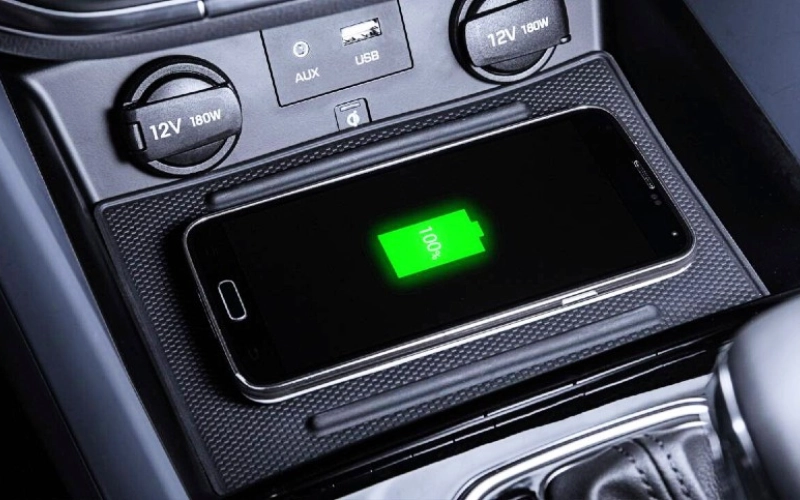 Sạc không dây trên VinFast Limo Green cho phép sạc điện thoại thông minh hoặc các thiết bị hỗ trợ chuẩn Qi mà không cần dùng cáp kết nối