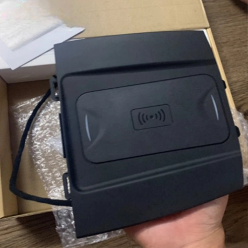 Sạc không dây trên xe Vinfast Limo Green cực tiện lợi 3