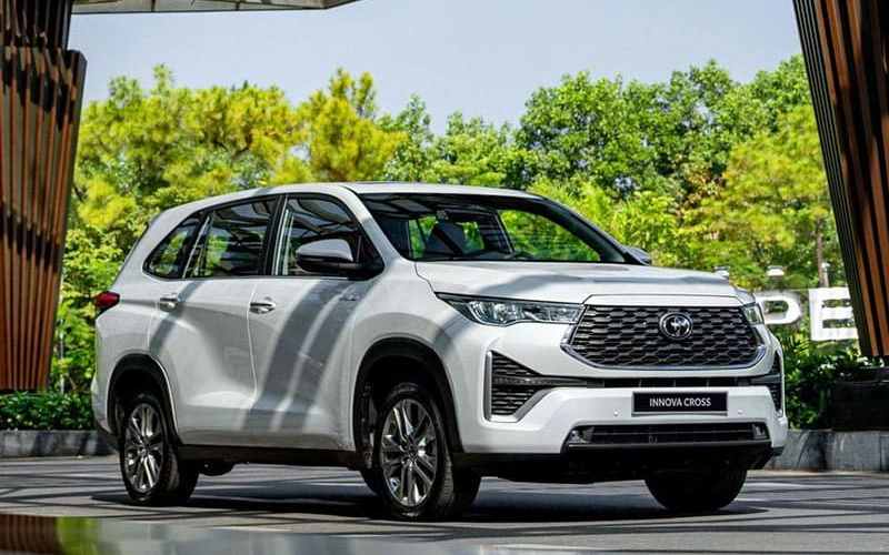 So sánh Limo Green và Toyota Innova: Nên chọn xe nào? 21 Toyota Innova có lợi thế rõ ràng với 8 chỗ ngồi phù hợp với nhu cầu chở đủ hành khách hoặc khai thác dịch vụ cần tối đa số ghế