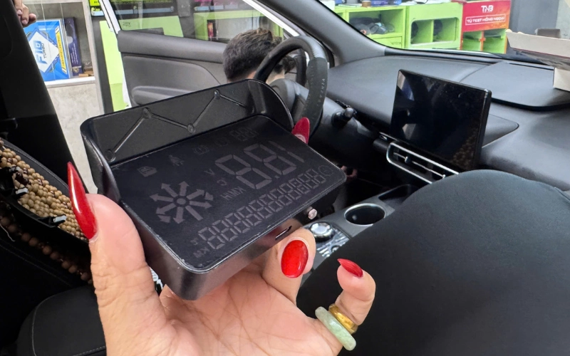 HUD kính lái MCD91 là thiết bị hiển thị thông tin vận hành trực tiếp lên kính lái giúp người lái quan sát nhanh các dữ liệu quan trọng mà không cần rời mắt khỏi mặt đường