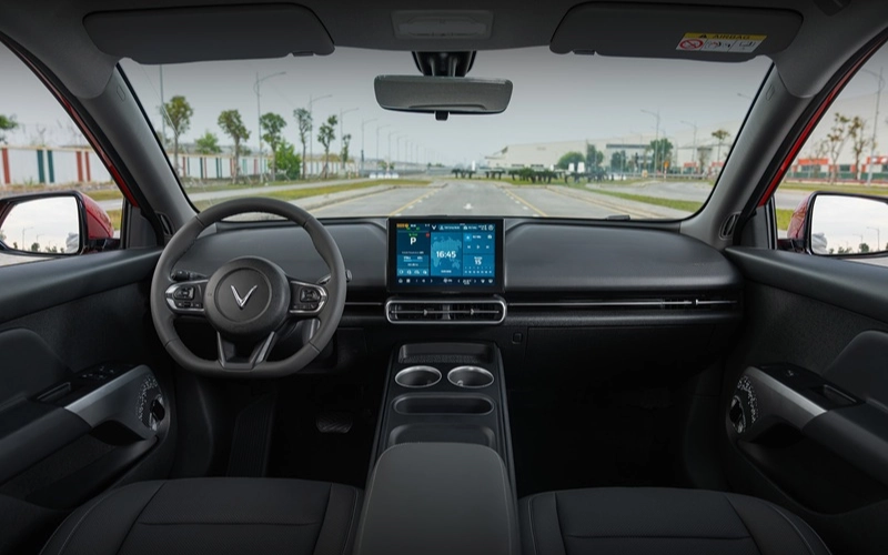 So sánh xe Vinfast Limo Green và VF MPV 7 24 VF MPV 7 cao cấp hơn với ghế bọc da nhân tạo, D-cut bọc da có nút bấm chức năng trên vô lăng