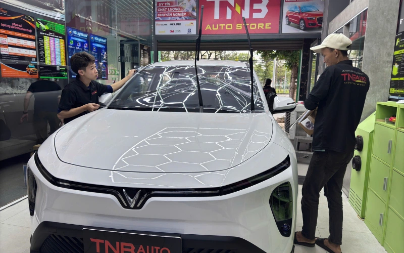 Phim cách nhiệt là phụ kiện nên lắp đầu tiên cho xe Vinfast Limo Green