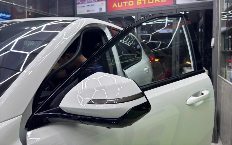 Xe Vinfast Limo Green nguyên bản chỉ được trang bị gập gương cơ rất bất tiện nên nâng cấp gập gương tự động là phụ kiện rất đáng tiền