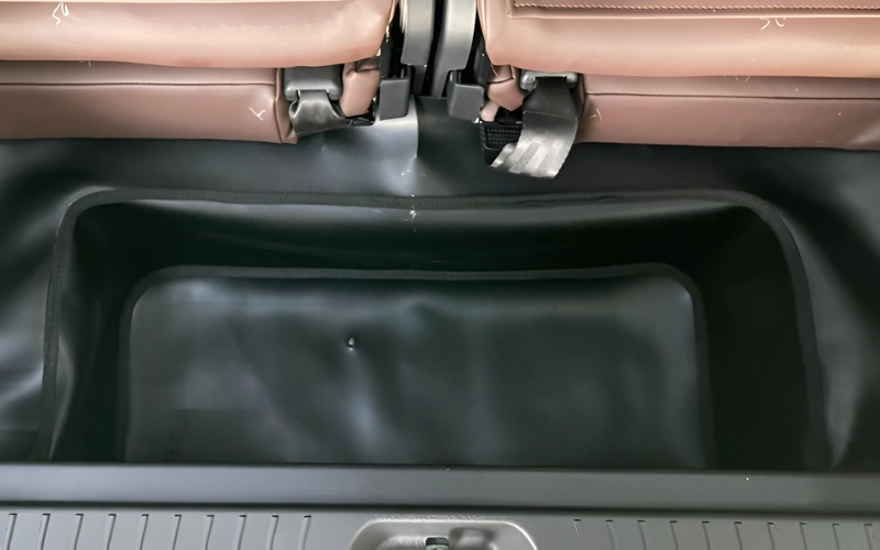 Thảm lót cốp đóng vai trò như một lớp bảo vệ giúp giảm thiểu va chạm và giữ cho bề mặt luôn sạch đẹp, như mới