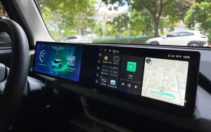 Màn hình dài liền khối Limo Green thường tạo cảm giác khoang lái hiện đại hơn, giống các mẫu xe cao cấp