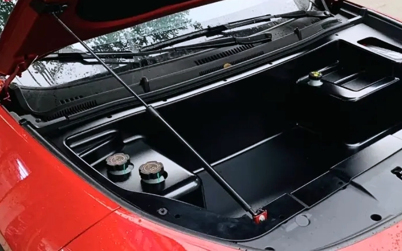 Quá trình lắp đặt ty thủy lực capo Vinfast Limo Green diễn ra nhanh gọn, thường hoàn thiện trong khoảng 90 – 120 phút