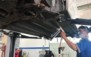 Phủ gầm cho Vinfast Limo Green là quá trình xịt hoặc quét một lớp vật liệu chuyên dụng (cao su non, nhựa tổng hợp hoặc polymer gốc nước) lên toàn bộ bề mặt gầm xe