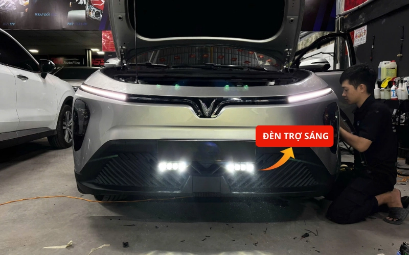 Đèn trợ sáng xe VinFast Limo Green là hệ thống đèn LED công suất cao được lắp bổ sung, hỗ trợ tăng cường ánh sáng so với đèn nguyên bản