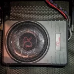 Loa sub điện ô tô (sub gầm ghế) nhỏ gọn, thường được đặt dưới ghế lái hoặc ghế phụ