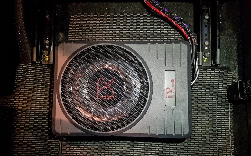 Loa sub điện ô tô (sub gầm ghế) nhỏ gọn, thường được đặt dưới ghế lái hoặc ghế phụ