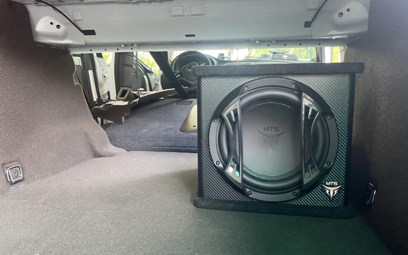 Loa sub hơi ô tô có kích thước lớn thường đặt ở khoang hành lý phía sau xe