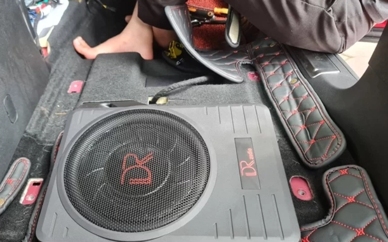 Xe Vinfast Limo Green nên lắp Loa sub hơi hay sub điện