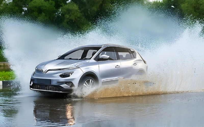 Lưu ý di chuyển mưa bão an toàn chủ xe Limo Green cần biết