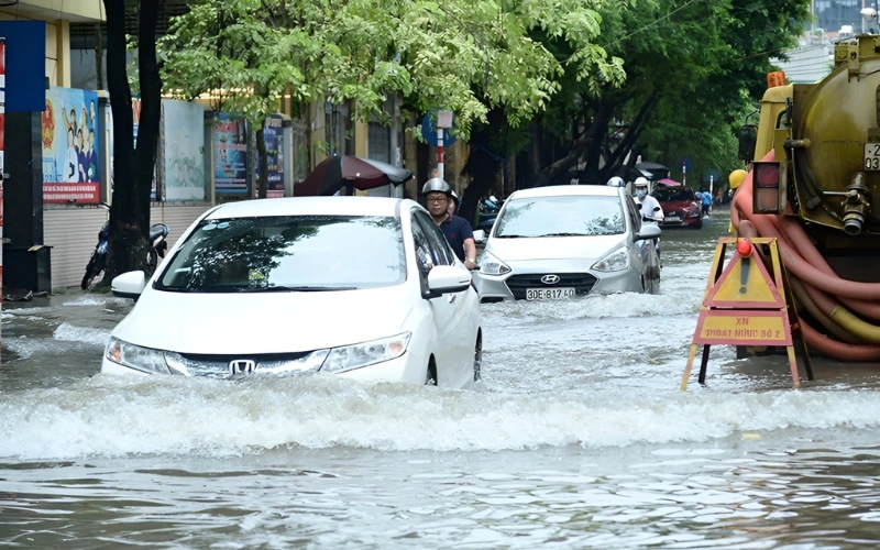 VinFast Limo Green dù đã có khả năng chống nước nhưng không nên cứ đi vào đoạn đường ngập sâu (trên 30 cm) hay nơi nước chảy xiết