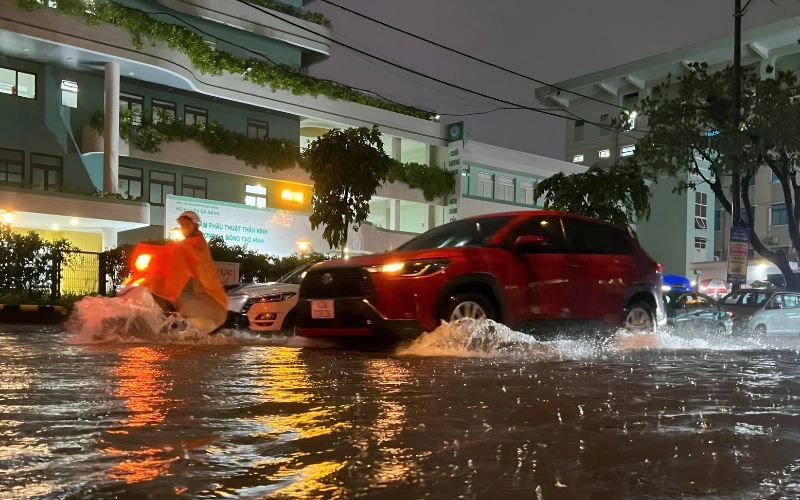 Khi di chuyển cần giữ khoảng cách an toàn và hạn chế phanh gấp 