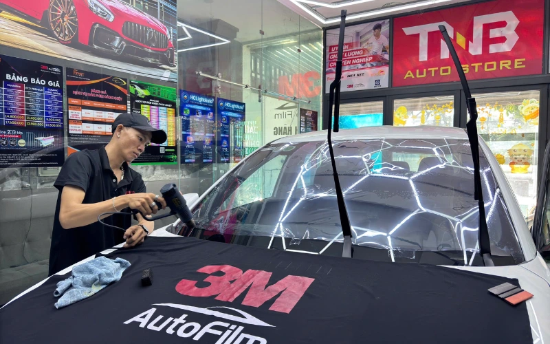 Dán phim cách nhiệt cho xe VF MPV7 là giải pháp chống nóng hiệu quả hàng đầu không chỉ là giảm ánh nắng chiếu trực tiếp mà còn hạn chế sự truyền nhiệt qua kính mang lại không gian mát mẻ