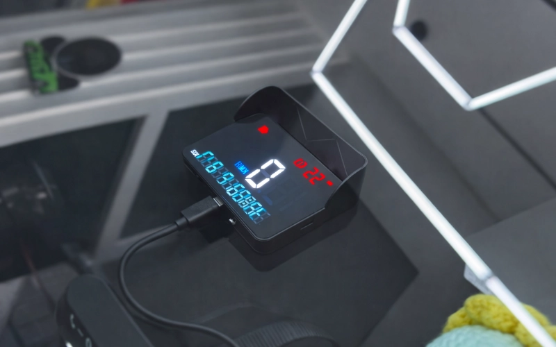 Màn hình HUD hiển thị các thông số vận hành của xe phản chiếu trực tiếp trên bề mặt kính lái