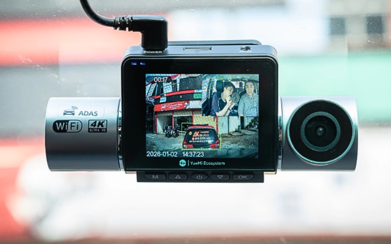 Camera hành trình 3 mắt YUEMI Q5 – Ghi hình toàn diện cho xe gia đình và xe dịch vụ