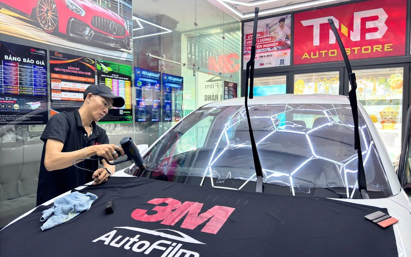 Dán 2 lớp phim cách nhiệt là cách thi công chồng hai tấm phim cách nhiệt lên cùng một bề mặt kính xe
