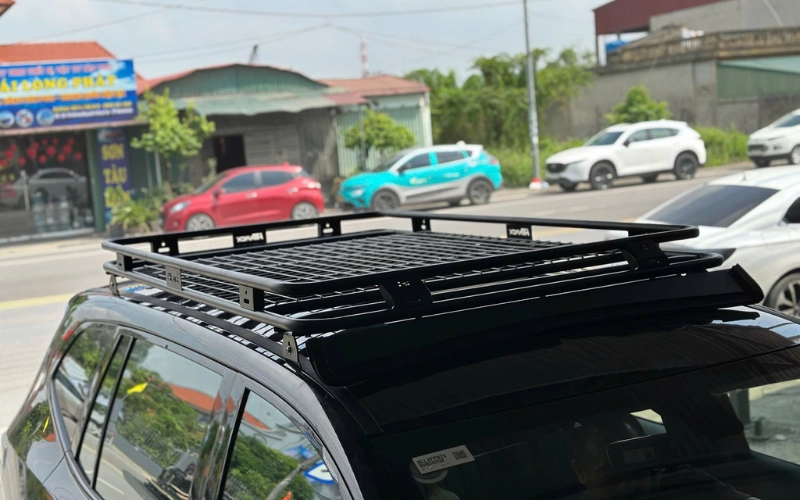 Baga nóc VinFast Limo Green gọn nhẹ, không làm tăng chiều cao xe đáng kể, dễ lắp tháo phù hợp xe điện và ít rủi ro bị xử phạt khi sử dụng đúng chuẩn