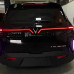 Nhiều chủ xe VinFast Limo Green đã lựa chọn lắp led cản sau sáng nhằm để phương tiện phía sau được nhận biết rõ ràng hơn trong điều kiện tối hoặc mưa mùa