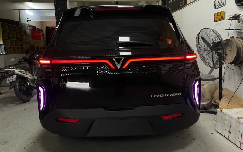 Nhiều chủ xe VinFast Limo Green đã lựa chọn lắp led cản sau sáng nhằm để phương tiện phía sau được nhận biết rõ ràng hơn trong điều kiện tối hoặc mưa mùa