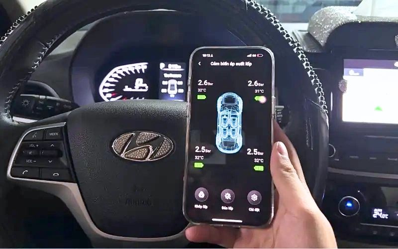 Thông số cảm biến áp suất lốp là các chỉ số được hệ thống TPMS (Tire Pressure Monitoring System) ghi nhận và hiển thị giúp theo dõi tình trạng lốp xe theo thời gian thực