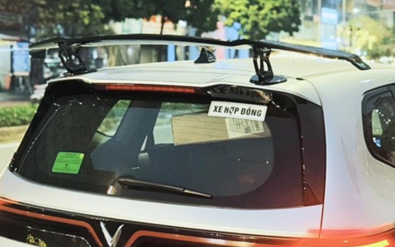 Đuôi gió Limo Green giúp phần đuôi xe trở nên cân đối và hài hòa hơn so với thiết kế nguyên bản