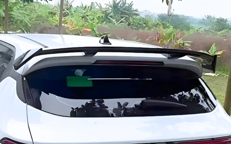 Quá trình lắp đuôi gió Limo Green diễn ra nhanh gọn, không cần can thiệp vào hệ thống điện hay kết cấu nguyên bản của xe