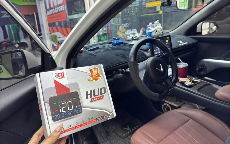 Màn hình hiển thị thông tin (ODO / HUD) ngay trước tầm nhìn là phụ kiện đáng nâng cấp cho xe VF MPV7 và Limo Green