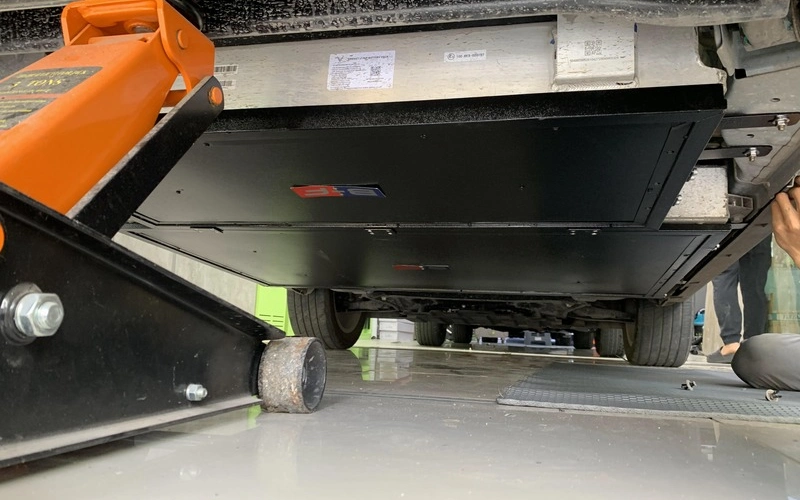 Lắp tấm bảo vệ pin VinFast Limo Green và VF MPV7 chống va đập khi di chuyển trên đường