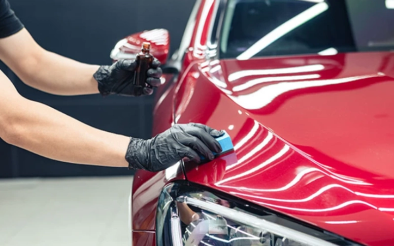 Vinfast Limo Green nên dán PPF hay phủ ceramic? 21 Phủ Ceramic là công nghệ phủ một lớp dung dịch nano lên bề mặt sơn xe Vinfast Limo Green tạo thành lớp màng bảo vệ cứng khi khô lại